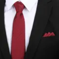 Detailopname van bordeaux gestreepte stropdas en pochet set, ideaal voor formele zakelijke look. - 8cm Donker Bordeauxrood Donker Patroon Rits + Pocket Square