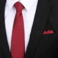 Klassieke wijnrode gestreepte herenstropdas en pochet set voor formele zakelijke pakken. - 8cm Bordeauxrood Keper Rits + Pocket Square