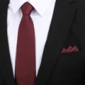 Bordeauxrode getextureerde heren das en pochet set voor trouwfeest en formele kleding. - 8cm Bordeauxrood Ruitjes Rits + Pocket Square