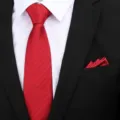 Detailopname van de wijnrode stropdas en pochette voor formele herenpakken en kostuums. - 8cm Bordeauxrood Donker Patroon Rits + Pocket Square