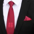 Detail van een bordeauxrode trouwstropdas met dubbel geluk print en bijpassend pochet. - 8cm Rood Dubbel Geluk Rits + Pocket Square