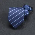 Gros plan d'une cravate zippée bleue pour homme, montrant le motif à rayures diagonales. - 8cm A080 Fermeture Éclair