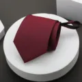 Wijnrode heren business zijden stropdas met zwart patroon, elegante heren halsdas. - Onregelmatige Rits Stropdas / Bordeauxrood