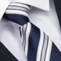 Dettaglio della cravatta in seta a righe, elegante accessorio uomo per abito formale business. - Cravatta Fatta A Mano(ZSLD059) / Blu scuro