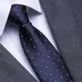 Close-up of a men's navy blue patterned business tie with white shirt and grey suit. - Fine Houndstooth Zipper Style / 8cm