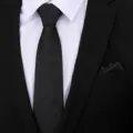 Formele zwarte herenstropdas gecombineerd met overhemd en pak voor professioneel gebruik. - 8cm Zwart Donkere Streep Rits + Pocket Square