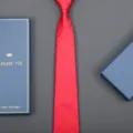 Red striped business necktie for men, elegantly packaged with a classic blue box. - 8cm A023 Zipper (Long Gift Box)