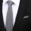 Klassieke grijze gestreepte herenstropdas met bijpassend pochet voor formeel pak. - 8cm Grijs Mat Witte Streep Rits + Pocket Square