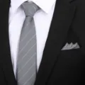 Set formele grijze gestreepte das en pochet voor heren zaken bruiloft pak accessoire. - 8cm Lichtgrijs Donkere Streep Rits + Pocket Square