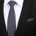 Klassieke formele herendas met bijpassende pochet set voor zakelijk pak en huwelijkskleding. - 8cm Donkergrijs Donkere Streep Rits + Pocket Square