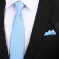 Lichtblauwe zakelijke stropdas en pochet set voor heren in klassiek streepjes design. - 8cm Hemelsblauw Fijne Streep Rits + Pocket Square