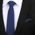 Klassieke blauwe gestreepte stropdas voor heren met bijpassend pochet voor formele kleding. - 8cm Blauw Donkere Streep Rits + Pocket Square