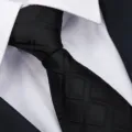 Cravatta in seta nera con motivo da uomo, dettaglio abbigliamento formale elegante. - Cravatta Fatta A Mano A Quadri Diagonali / Nero