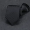 Vue détaillée d'une cravate noire à fermeture éclair, texture diagonale et nœud préformé. - 8CM Fermeture Éclair Rayures Larges Noires