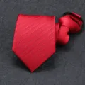 Detailopname van de elegante rode stropdas met rits, voorzien van fijne textuur en nette afwerking. - 8cm Wijnrood Donker Patroon Rits