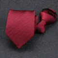 Close-up detailweergave van een bordeauxrode stropdas met elegante diagonale textuur. - 8cm Diep Wijnrood Donker Patroon Rits