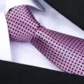 Dettaglio cravatta in seta tessuta, motivo geometrico rosa e blu per abbigliamento formale. - Cravatta Fatta A Mano Tessitura Di Bambù(Z033) / Rosa