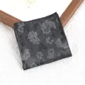 Detailweergave van de donkergrijze herenpochet met elegante bloemen jacquardpatroon. - Donkergrijs Pochet