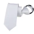 Vista detallada de corbata con cremallera blanca lisa, práctico accesorio de negocios versátil. - Blanco Sólido Cremallera