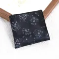 Heren pochet detail close-up, retro bloemenpatroon donkere kostuum zakdoek accessoire. - Inktblauw Pochet
