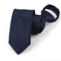 Corbata azul oscura a rayas con cremallera, vista detallada para negocios y bodas. - Azul Marino Doble Raya Cremallera