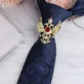 Herren Business Paisley Krawatte mit Vintage doppelköpfiger Adler Brosche Krawattenring. - Doppeladler Gold Krawattenklammer + Blaue Paisley Krawatte