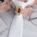 Spilla anello per cravatta vintage dorata uomo, con strass ambra ed elegante design floreale retrò. - Ovale Oro Pietra Champagne Fermacravatta / Paisley Bianco