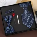 Luxe mannen huwelijk blauwe bloemige das vlinderdas pochet speld pin cadeauset box. - Rits 5-Delige Set / Marineblauw