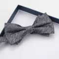 Farfallino doppio strutturato da uomo in grigio scuro, elegante accessorio formale. - Farfallino Grigio Stellato