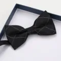 Farfallina nera a quadri da uomo in dettaglio, classico design a doppio strato per matrimoni. - Farfallino Quadri Diamante Bianco Nero