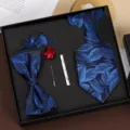 Heren trouwstropdas set met blauw bladerpatroon stropdas, vlinderdas, pochet en dasspeld. - Rits 5-Delige Set / Blauw