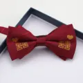 Farfalla doppia bordeaux con ricamo dorato simbolo di matrimonio e cuore classico. - Farfallino Twill Doppio Felicità Rosso Vino