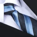 Classica cravata in seta a righe blu e nere per abiti da lavoro ed eleganti matrimoni. - Nero con Strisce Blu Cravatta Fatta A Mano(ZSY006) / Nero