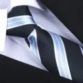 Cravatta classica da uomo in seta con righe blu e bianche per affari e occasioni. - Cravatta Fatta A Mano Strisce Blu Chiaro(ZSY020) / Blu navy