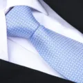 Dettaglio cravatta in seta a motivi blu, elegante stile business uomo, trama pregiata. - Cravatta Fatta A Mano Pied-de-poule / Celeste