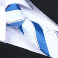 Primo piano di cravatta in seta di lusso con motivo blu e bianco, camicia e abito formale. - Cravatta Fatta A Mano Vite Blu / Blu
