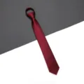 Variante cravatta bordeaux con zip, tessuto con trama fine, facile da indossare subito. - 6cm Nuovo Rosso Vino Striscia Sottile Corto Zip