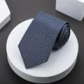 Cravatta a quadri blu da uomo, elegante variante business con dettagli a griglia bianca. - Cravatta Fatta A Mano A Pois Bianchi / Blu