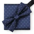 Conjunto de pajarita y pañuelo de bolsillo azul marino con lunares para trajes de boda. - F11 Lunares Azul Pajarita + Pañuelo