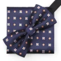 Conjunto clásico de pajarita y pañuelo azul marino para hombre con elegante patrón floral. - Amarillo Pequeña Flor Pajarita + Pañuelo
