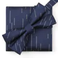 Set de pajarita y panuelo de bolsillo azul oscuro para hombre con elegante patron de lineas. - Azul Meteoro Pajarita + Pañuelo