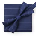 Conjunto de pajarita y pañuelo de rayas azul marino, accesorio formal clásico para bodas. - Azul Elegante Rayado Pajarita + Pañuelo
