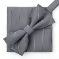 Conjunto de pajarita y pañuelo de rayas grises para hombre, elegante accesorio de boda. - Gris Claro Patrón Oscuro Pajarita + Pañuelo