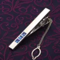 Détail de pince à cravate homme argentée avec trois cristaux bleus pour tenue formelle. - Bleu ciel