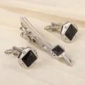 Pince à cravate et boutons de manchette argentés, détail avec grès bleu et cristaux. - Romantique Étoilé Losange Argent Pince à Cravate et Boutons de Manchette Set