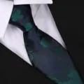 Close-up detail shot of the dark blue necktie featuring retro green floral patterns. - 8cm Zipper Style / Qimeng Dark Green