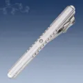 Primer plano detallado del clip para corbata de metal plateado con cristal brillante. - Alfiler de Corbata Minimalista (J89)