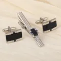 Vue détaillée de l'ensemble élégant de boutons de manchette et pince à cravate pour homme chic. - Romantique Étoilé Long Pince à Cravate et Boutons de Manchette Set