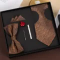 Heren koperbruin visgraat das set, vlinderdas pochet dasclip en manchetknopen variant. - Rits 5-Delige Set / Goudkoffie