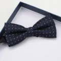 Vista dettagliata di un elegante papillon blu scuro da uomo con motivo a croce. - Farfallino Stella Blu Scuro